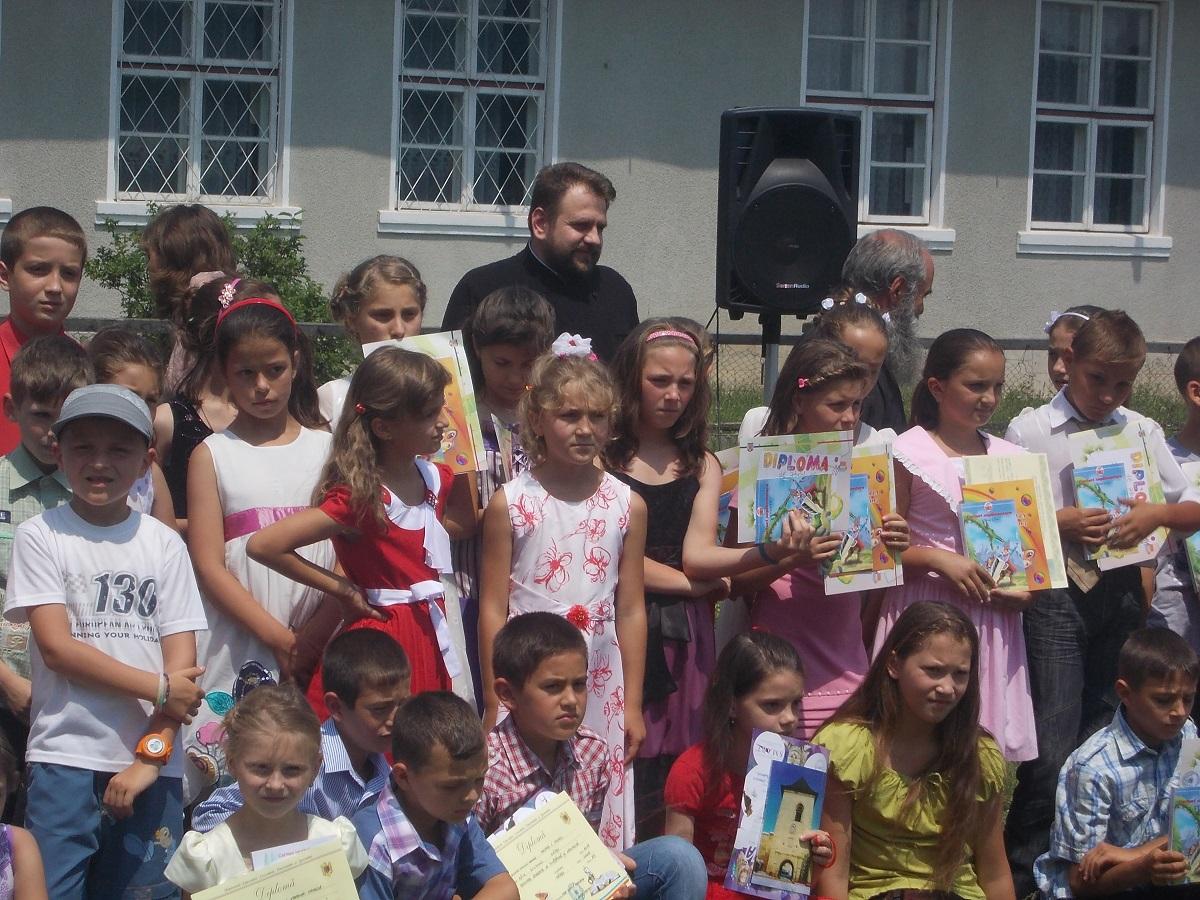 Preotul paroh în mijlocul copiilor
